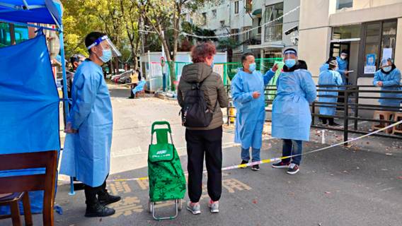 Шанхайский телеканал отложил показ передачи о борьбе с пандемией из-за негативной реакции в Интернете 