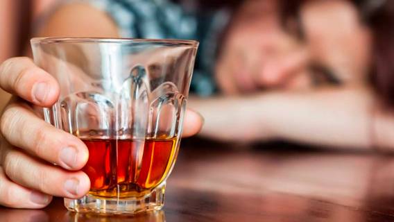 Смертность, связанная с употреблением алкоголя в США, значительно возросла во время пандемии