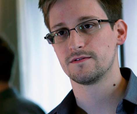 Сноудену разрешили остаться в России еще на три года