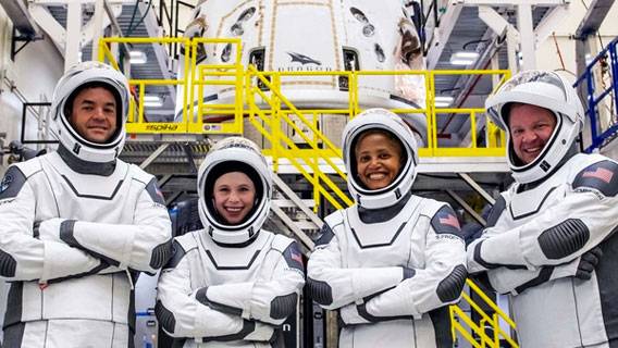 SpaceX впервые отправила на орбиту экипаж, состоящий из непрофессиональных космонавтов SpaceX впервые отправила на орбиту экипаж, состоящий из непрофессиональных космонавтов