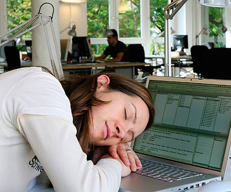 Специалисты предложили разрешить сотрудникам спать на работе