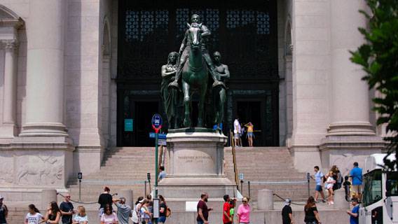 Спорную статую Теодора Рузвельта в Нью-Йорке демонтировали с площади перед Американским музеем естественной истории