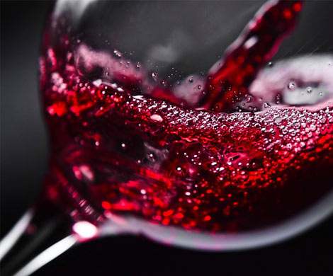 Справиться с болезнью Альцгеймера поможет красное вино