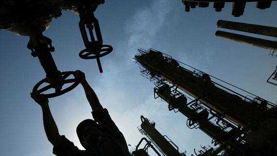 США и союзники договорились о высвобождении 60 млн баррелей нефти из резервов на фоне скачка цен