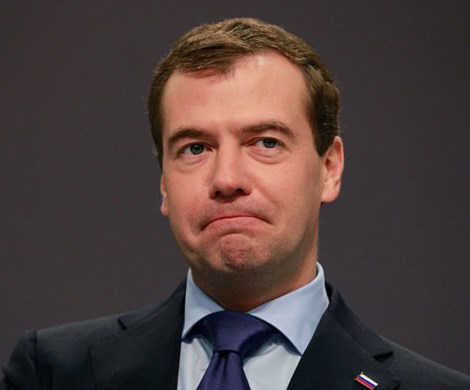США подставили Медведева: санкции обвалили рубль, даже не вступив в силу