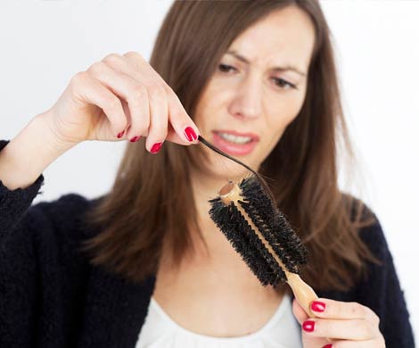 Стресс может стать причиной выпадения волос у девушек
