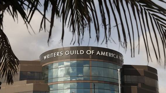 Студии и Гильдия сценаристов США ведут переговоры о том, когда они проведут новые переговоры