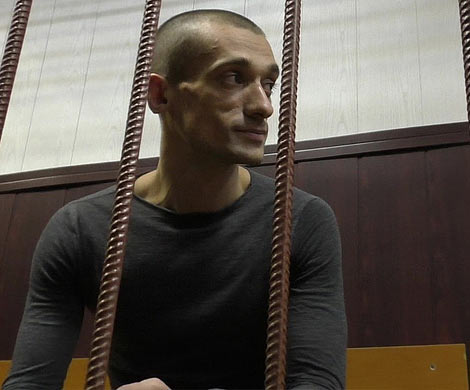 Суд признал законным штраф Павленскому за поджог двери ФСБ