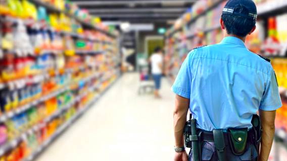 Супермаркеты и рестораны в США нанимают дополнительную охрану и ограничивают часы работы из-за роста преступности