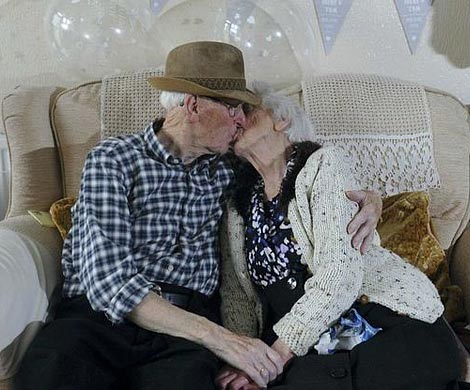 Супруги, прожившие вместе 70 лет, рассказали как сохранить счастье в браке Супруги, прожившие вместе 70 лет, рассказали как сохранить счастье в браке