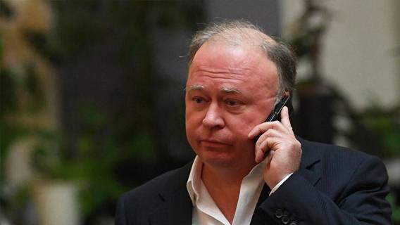Телеведущий Андрей Караулов объявлен в розыск. Ранее его обвинял в клевете глава «Ростеха» Сергей Чемезов Телеведущий Андрей Караулов объявлен в розыск. Ранее его обвинял в клевете глава «Ростеха» Сергей Чемезов