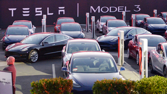 Tesla сообщает о четырех прибыльных кварталах подряд Tesla сообщает о четырех прибыльных кварталах подряд