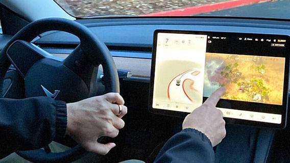 Tesla уберет возможность играть в видеоигры во время движения автомобиля