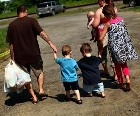 Топилин: 70% бедных людей в России — семьи с детьми