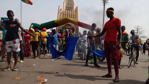 Туда им и дорога: жители Мали отметили вывод европейских войск сожжением флага ЕС