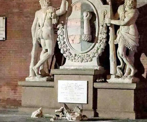 Туристы сломали статую в Италии, пытаясь сделать селфи