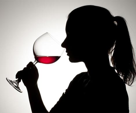 Ученые назвали большие бокалы причиной развития алкогольной зависимости