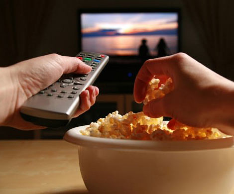 Ученые рассказали о вреде еды перед телевизором
