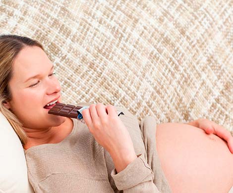 Ученые рассказали, почему беременных тянет на сладкое