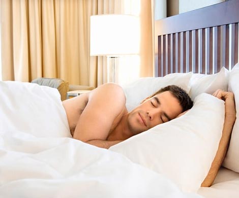 Ученые рассказали, почему мужчинам следует спать голышом