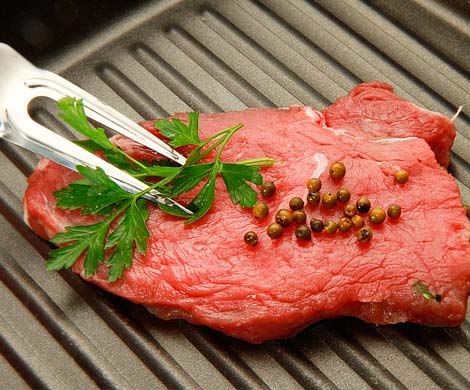 Ученые советуют употреблять красное мясо с овощами и фруктами
