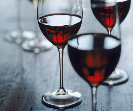 Ученые советуют пить вино в красной комнате и под звуки пианино