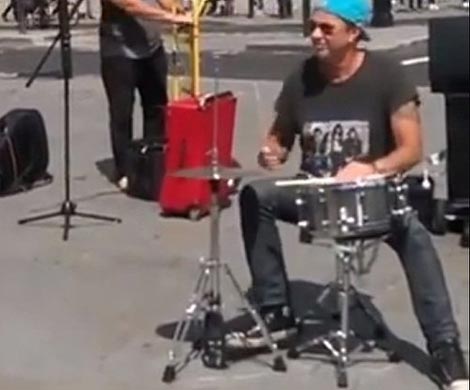 Ударник Red Hot Chili Peppers выступил на улице Лондона Ударник Red Hot Chili Peppers выступил на улице Лондона