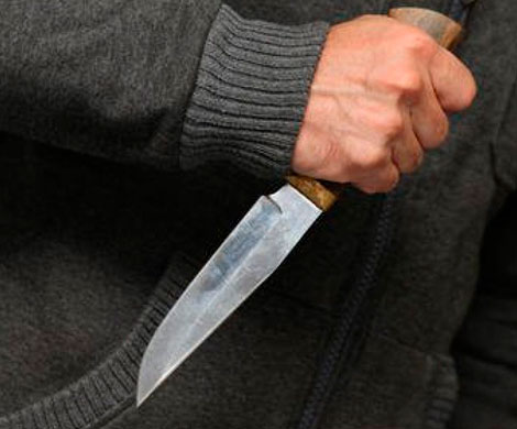 Угрожавшего учителям ножом московского школьника передали полиции