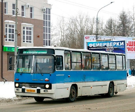В Архангельске пассажирский автобус зеркалом сбил женщину на остановке и пытался уехать