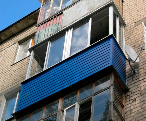 В Астрахани пенсионерка вышла на улицу через балкон на 5 этаже
