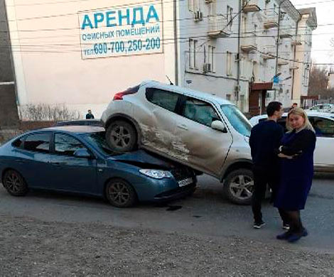 В Астрахани сняли на камеру странные последствия ДТП
