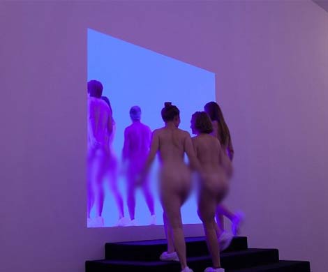 В Австралии открылась выставка для голых ценителей искусства