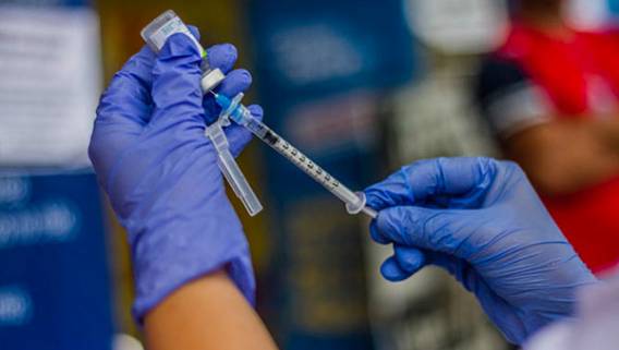 В Бахрейне одобрили китайскую вакцину от коронавируса, в то время как в Перу приостановили ее испытания