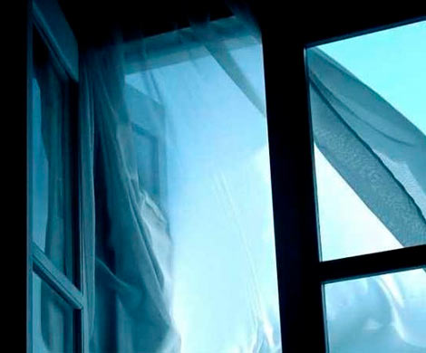 В Белогорске 4-летний ребенок выпал из окна квартиры