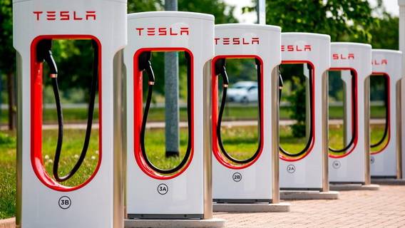 В Белом доме заявили, что Tesla сделает некоторые зарядные станции доступными для всех электромобилей