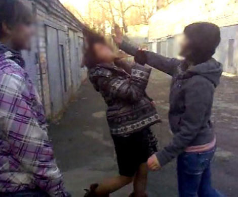 В Благовещенске дети выложили в сеть видео с жестоким избиением школьницы