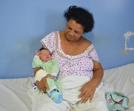 В Бразилии 51-летняя женщина родила 21-го по счету ребенка