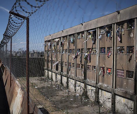 В Бразилии из тюрьмы бежали более 200 заключенных