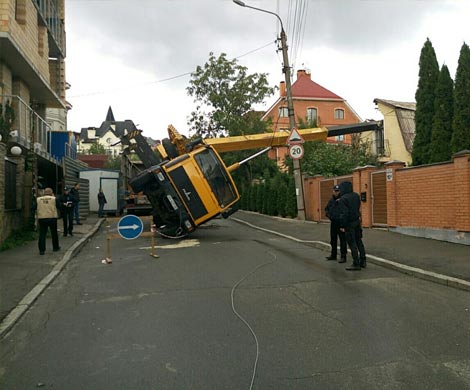 В центре Киева на дом рухнул автокран