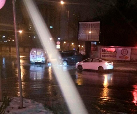 В центре Ростова микроавтобус после ДТП протаранил рекламный щит