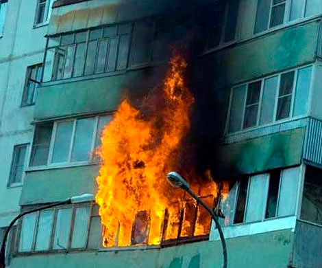 В Челябинске на улице Болейко из-за брошенного окурка загорелся балкон