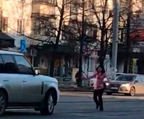 В Челябинске пьяная женщина бросалась под машины и просила ее задавить
