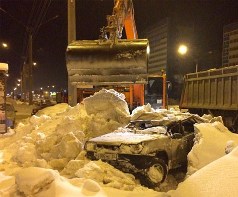 В Череповце при чистке снега экскаватор уничтожил автомобиль