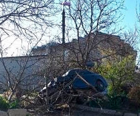 В Черкесске автомобиль после аварии повис на дереве