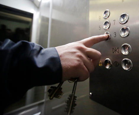 В Чите полицейский нашел в лифте 800 000 рублей и вызвал наряд