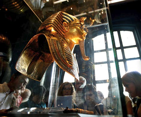 В Египетском музее повредили погребальную маску Тутанхамона  