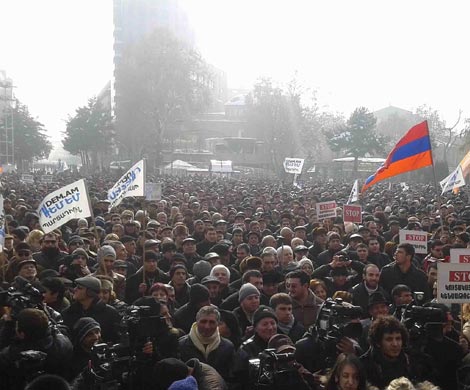 В Ереване митингующие сдали позиции в центре города В Ереване митингующие сдали позиции в центре города