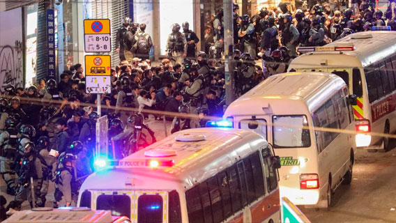 В Гонконге прервали массовый новогодний марш из-за протестов