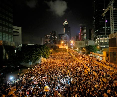 В Гонконге сторонники КНР подрались с протестующими