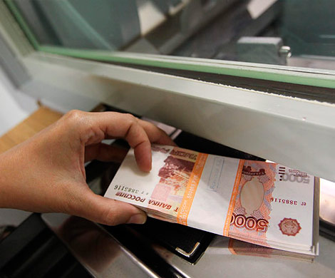 В июне россияне стали забирать из банков больше денег
